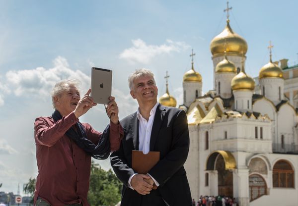 British actor Ian McKellen, left, and Director of the British Council in Russia Michael Bird on the Moscow Kremlin's Cathedral Square. - Sputnik International