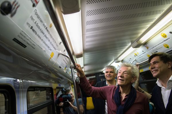 British actor Ian McKellen, center, and Director of the British Council in Russia Michael Bird, left, on the themed train Shakespeare Passions. The train has been launched on the Moscow Metro's Filyovskaya Line under the project Shakespeare Lives which is dedicated to the 400th anniversary of William Shakespeare's death and marks the UK-Russia Year of Language and Literature 2016. - Sputnik International