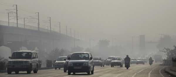 Vehicles move through morning smog on the first day of a two-week experiment to reduce the number of cars to fight pollution in New Delhi. Vehicles move through morning smog on the first day of a two-week experiment to reduce the number of cars to fight pollution in New Delhi. - Sputnik International