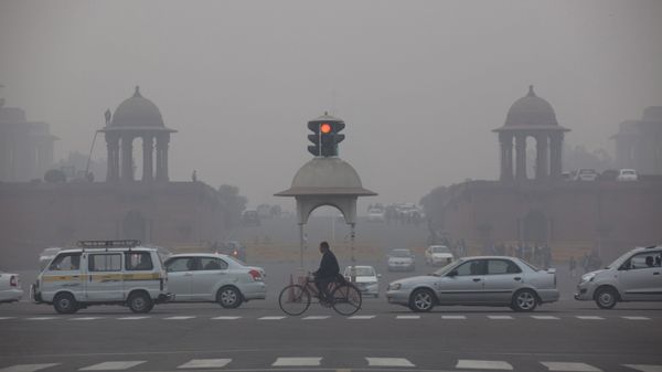 Vehicles move past the Presidential Palace as smog engulfs the evening in New Delhi, India. Vehicles move past the Presidential Palace as smog engulfs the evening in New Delhi, India. - Sputnik International