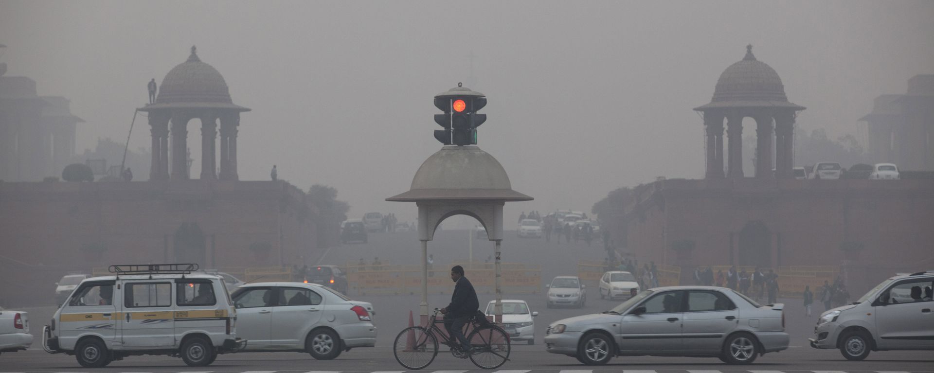 Vehicles move past the Presidential Palace as smog engulfs the evening in New Delhi, India. - Sputnik International, 1920, 18.10.2022