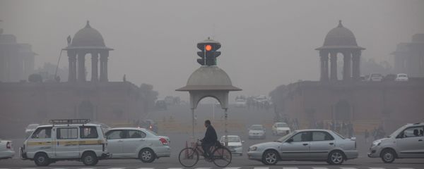 Vehicles move past the Presidential Palace as smog engulfs the evening in New Delhi, India. - Sputnik International