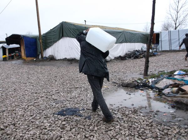 It's very difficult to bring water home, especially in this weather. My brother does this every day, sometimes me and my little sister carry some also - Sultana, 11, Afghanistan. - Sputnik International