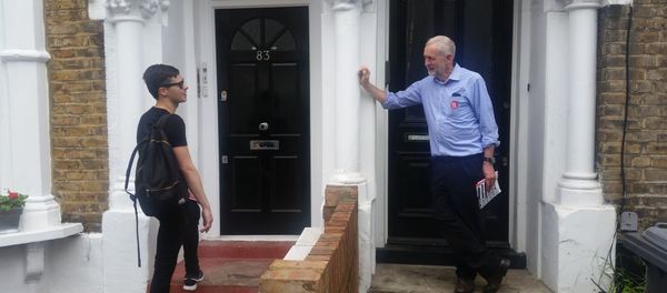 Who's There? Labour Leader Corbyn 'Knocking on Doors' Promoting Bremain Who's There? Labour Leader Corbyn 'Knocking on Doors' Promoting Bremain - Sputnik International