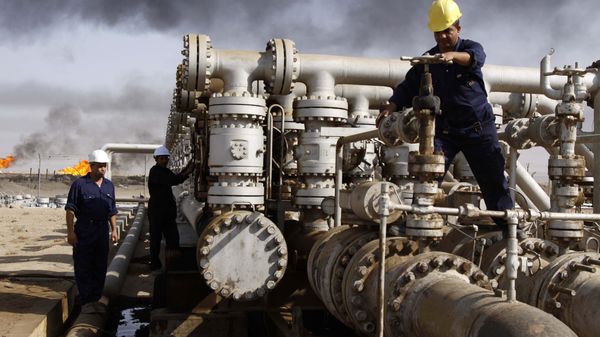 Iraqi workers are seen at the Rumaila oil refinery, near the city of Basra, 550 kilometers (340 miles) southeast of Baghdad, Iraq - Sputnik International