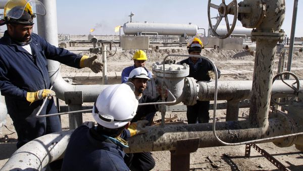 Oil workers are seen at the West Qurna Phase 2 field in the Basra region, 550 kilometers (340 miles) southeast of Baghdad, Iraq Oil workers are seen at the West Qurna Phase 2 field in the Basra region, 550 kilometers (340 miles) southeast of Baghdad, Iraq - Sputnik International