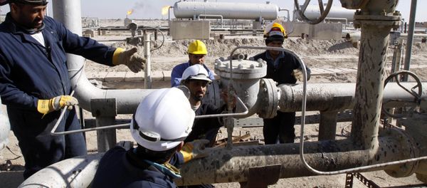 Oil workers are seen at the West Qurna Phase 2 field in the Basra region, 550 kilometers (340 miles) southeast of Baghdad, Iraq - Sputnik International