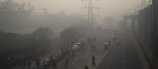 Vehicles ply on a smog enveloped morning during a two-week experiment to reduce the number of cars to fight pollution in New Delhi, India. - Sputnik International