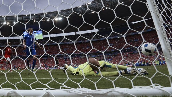 Austria's David Alaba, Iceland's Birkir Bjarnason and Austria's goalkeeper Robert Almer, from left, during the 2016 UEFA European Championship group stage match between the national teams of Iceland and Austria - Sputnik International