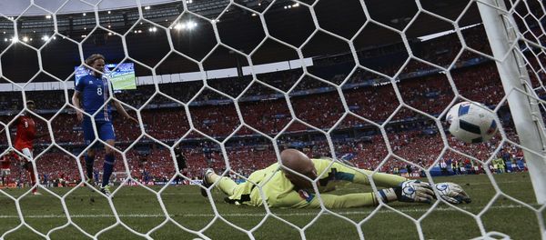 Austria's David Alaba, Iceland's Birkir Bjarnason and Austria's goalkeeper Robert Almer, from left, during the 2016 UEFA European Championship group stage match between the national teams of Iceland and Austria - Sputnik International