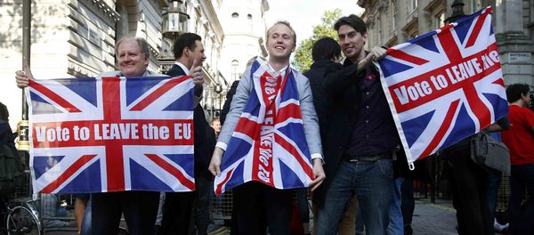 Vote leave supporters wave Union flags, following the result of the EU referendum, outside Downing Street in London, Britain June 24, 2016. - Sputnik International