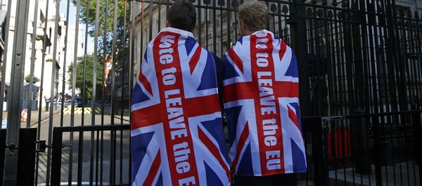 Vote leave supporters wear Union flags, following the result of the EU referendum, outside Downing Street in London, Britain June 24, 2016. - Sputnik International