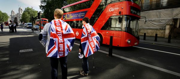 Vote leave supporters stand outside Downing Street in London, Britain June 24, 2016 after Britain voted to leave the European Union - Sputnik International