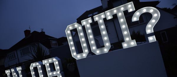 An illuminated In or Out sign is pictured outside a house in Hangleton near Brighton in southern England, on June 23, 2016, as Britain holds a referendum on whether to stay or leave the European Union (EU) - Sputnik International