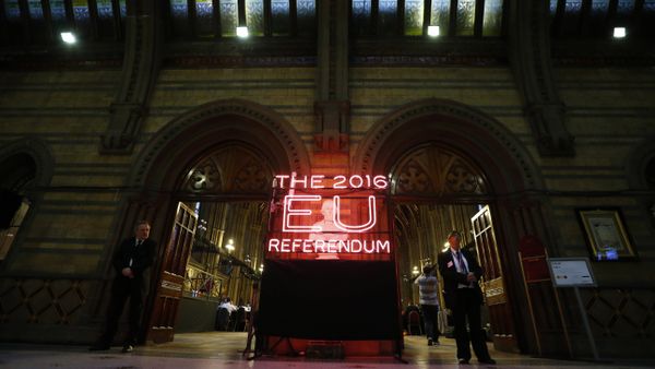 Security guards stand guard at the doors of the announcement hall in Manchester Town Hall , northwest England on June 23, 2016 Security guards stand guard at the doors of the announcement hall in Manchester Town Hall , northwest England on June 23, 2016 - Sputnik International