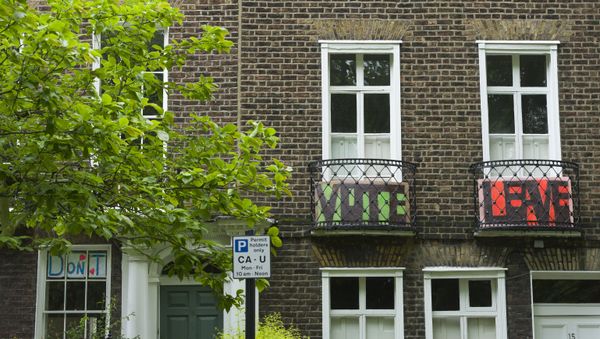 Vote Leave signs placed on the balconies in Highgate Road, North London, as residents vote in today's referendum on whether to remain part of European Union or leave. - Sputnik International
