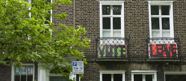 Vote Leave signs placed on the balconies in Highgate Road, North London, as residents vote in today's referendum on whether to remain part of European Union or leave. - Sputnik International