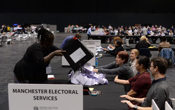 Election workers in the United Kingdom counting ballots following the country's vote on EU membership, June 24, 2015 Election workers in the United Kingdom counting ballots following the country's vote on EU membership, June 24, 2015 - Sputnik International