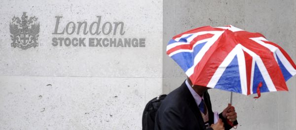 A worker shelters from the rain as he passes the London Stock Exchange in the City of London at lunchtime A worker shelters from the rain as he passes the London Stock Exchange in the City of London at lunchtime - Sputnik International