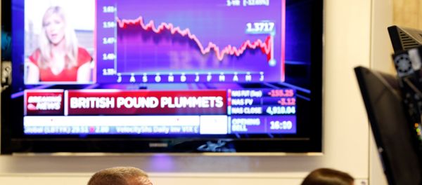 Traders work on the floor of the New York Stock Exchange (NYSE) before the opening bell in New York, U.S., June 24, 2016. - Sputnik International