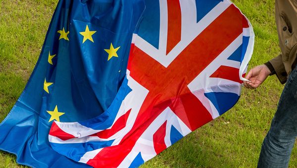Two people hold an European Union and the castle of Hardelot, the cultural center of the Entente Cordiale (the colonial-era promise of cross-channel friendship between Britain and France)in Neufchatel-Hardelot, northern France. - Sputnik International