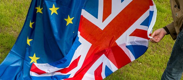 Two people hold an European Union and the castle of Hardelot, the cultural center of the Entente Cordiale (the colonial-era promise of cross-channel friendship between Britain and France)in Neufchatel-Hardelot, northern France. - Sputnik International
