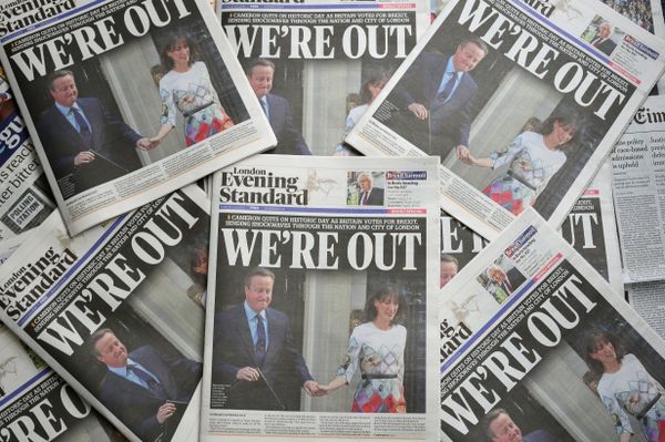 An arrangement of newspapers pictured in London on June 24, 2016, as an illustration, shows the front page of the London Evening Standard newpaper reporting the resignation of British Prime Minister David Cameron following the result of the UK's vote to leave the EU in the June 23 referendum. - Sputnik International