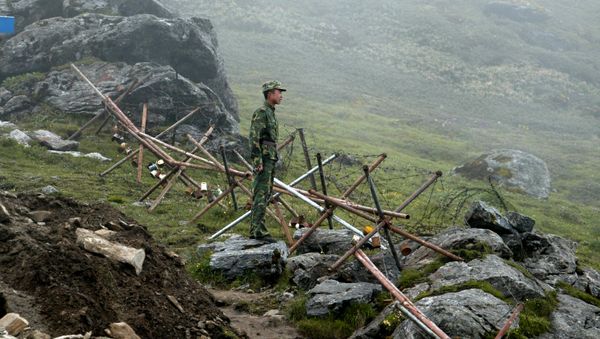 Chinese soldier stands guard on the Chinese side of the ancient Nathu La border crossing between India and China. (File) - Sputnik International