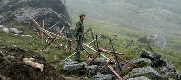 Chinese soldier stands guard on the Chinese side of the ancient Nathu La border crossing between India and China. (File) - Sputnik International