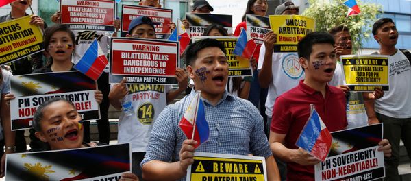 Members of Akbayan party list group chant slogans during a protest regarding the disputed islands in the South China Sea, in front of the Chinese Consulate in Makati City, Metro Manila, Philippines June 10, 2016 Members of Akbayan party list group chant slogans during a protest regarding the disputed islands in the South China Sea, in front of the Chinese Consulate in Makati City, Metro Manila, Philippines June 10, 2016 - Sputnik International