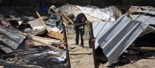 A woman from the Arab Jahalin Bedouin community carries a mirror after the demolition of her home in the West Bank Bedouin camp of al-Khan al-Ahmar on April 7, 2016 A woman from the Arab Jahalin Bedouin community carries a mirror after the demolition of her home in the West Bank Bedouin camp of al-Khan al-Ahmar on April 7, 2016 - Sputnik International