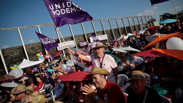 Supporters of the coalition Unidos Podemos (Together We Can) attend the last campaign rally for Spain's upcoming general election in Madrid, Spain, June 24, 2016 - Sputnik International