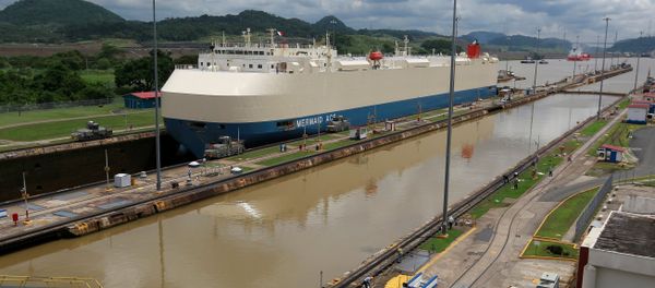 A cargo ship is pictured crossing through the Miraflores locks, a day before the inauguration of the Panama Canal Expansion project, in Panama City, Panama June 25, 2016 A cargo ship is pictured crossing through the Miraflores locks, a day before the inauguration of the Panama Canal Expansion project, in Panama City, Panama June 25, 2016 - Sputnik International