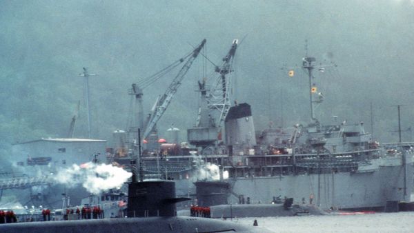 Two US Navy submarines alongside the fleet ballistic missile submarine tender USS Hunley (AS-31) at Navy Fleet Ballistic Submarine Refit Site 1 at Holy Loch, Scotland (UK), 1 December 1985 (File photo). Two US Navy submarines alongside the fleet ballistic missile submarine tender USS Hunley (AS-31) at Navy Fleet Ballistic Submarine Refit Site 1 at Holy Loch, Scotland (UK), 1 December 1985 (File photo). - Sputnik International