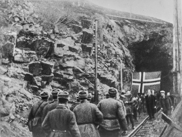 Soviets meet Norwegians sheltering in a mine in Finnmark during the campaign to liberate the region from Nazi occupation carried out between 1944-1945. Soviets meet Norwegians sheltering in a mine in Finnmark during the campaign to liberate the region from Nazi occupation carried out between 1944-1945. - Sputnik International
