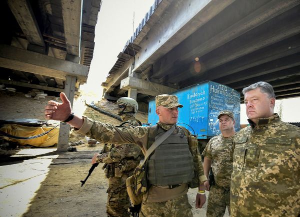 Ukrainian President Petro Poroshenko listens to a serviceman at a checkpoint in the village of Pisky (Peski), near Donetsk, Ukraine, June 24, 2016 - Sputnik International