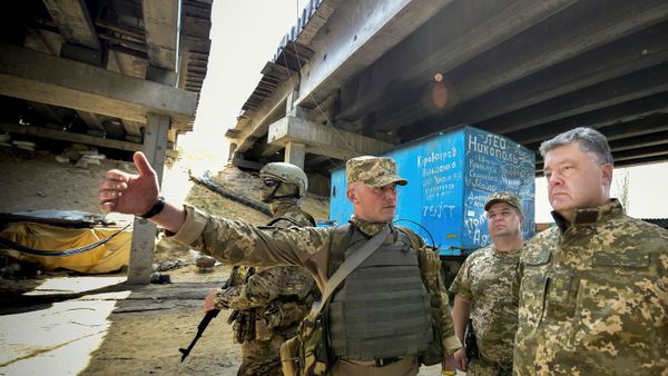 Ukrainian President Petro Poroshenko listens to a serviceman at a checkpoint in the village of Pisky (Peski), near Donetsk, Ukraine, June 24, 2016 Ukrainian President Petro Poroshenko listens to a serviceman at a checkpoint in the village of Pisky (Peski), near Donetsk, Ukraine, June 24, 2016 - Sputnik International