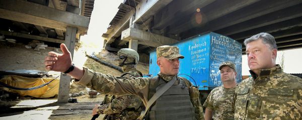 Ukrainian President Petro Poroshenko listens to a serviceman at a checkpoint in the village of Pisky (Peski), near Donetsk, Ukraine, June 24, 2016 Ukrainian President Petro Poroshenko listens to a serviceman at a checkpoint in the village of Pisky (Peski), near Donetsk, Ukraine, June 24, 2016 - Sputnik International