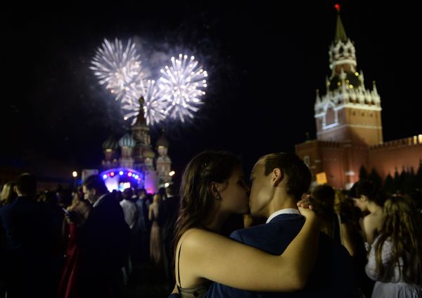 A New Beginning: Russian High-School Students Celebrate Graduation A New Beginning: Russian High-School Students Celebrate Graduation - Sputnik International