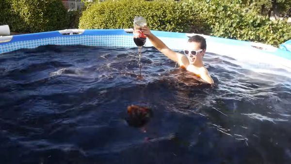 Taking a Bath in a Giant 1,500 Gallon Coca-Cola Swimming Pool! - Sputnik International