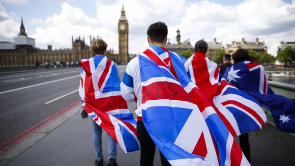 People walk over Westminster Bridge wrapped in Union flags, towards the Queen Elizabeth Tower (Big Ben) and The Houses of Parliament in central London on June 26, 2016 People walk over Westminster Bridge wrapped in Union flags, towards the Queen Elizabeth Tower (Big Ben) and The Houses of Parliament in central London on June 26, 2016 - Sputnik International