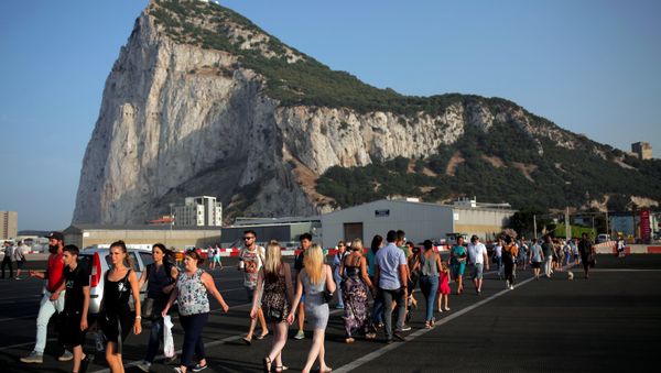 Pedestrians cross the tarmac at Gibraltar International Airport in front of the Rock near the border with Spain in the British overseas territory of Gibraltar, historically claimed by Spain, June 24, 2016, after Britain voted to leave the European Union in the EU referendum. - Sputnik International