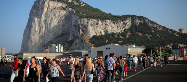 Pedestrians cross the tarmac at Gibraltar International Airport in front of the Rock near the border with Spain in the British overseas territory of Gibraltar, historically claimed by Spain, June 24, 2016, after Britain voted to leave the European Union in the EU referendum. - Sputnik International