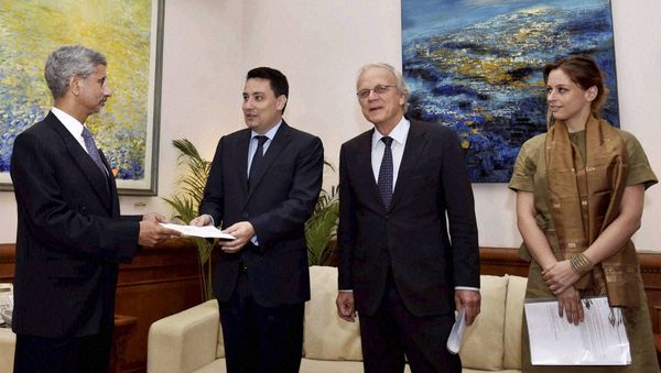 Indian Foreign Secretary S. Jaishankar, left, receives membership papers for the Missile Technology Control Regime (MTCR) from French Ambassador Alexandre Ziegler, second left, Netherlands' Ambassador, Alphonsus Stoelinga, third left, and Luxembourg's Charge d'Affaires, Laure Huberty, in New Delhi, India, Monday, June 27, 2016 Indian Foreign Secretary S. Jaishankar, left, receives membership papers for the Missile Technology Control Regime (MTCR) from French Ambassador Alexandre Ziegler, second left, Netherlands' Ambassador, Alphonsus Stoelinga, third left, and Luxembourg's Charge d'Affaires, Laure Huberty, in New Delhi, India, Monday, June 27, 2016 - Sputnik International