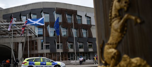 The Union flag, (2L), the Scottish Saltire flag (2R) and the European Union (EU) flag (R) fly outside the Scottish Parliament building in Edinburgh, Scotland on June 25, 2016, following the pro-Brexit result of the UK's EU referendum vote The Union flag, (2L), the Scottish Saltire flag (2R) and the European Union (EU) flag (R) fly outside the Scottish Parliament building in Edinburgh, Scotland on June 25, 2016, following the pro-Brexit result of the UK's EU referendum vote - Sputnik International