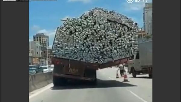 Truck with unbalanced load runs on road - Sputnik International