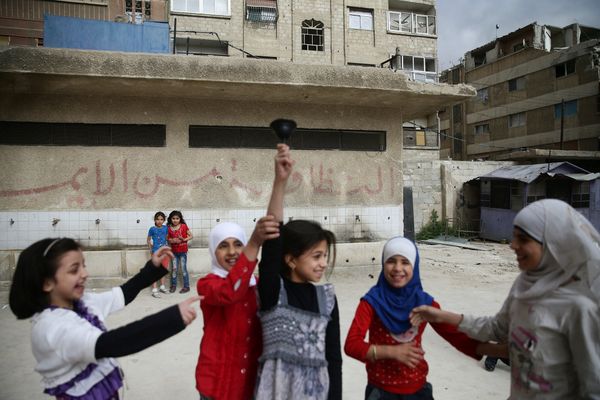 Girls ring a bell inside a school yard in the town of Douma, eastern Ghouta in Damascus, Syria May 24, 2016 - Sputnik International
