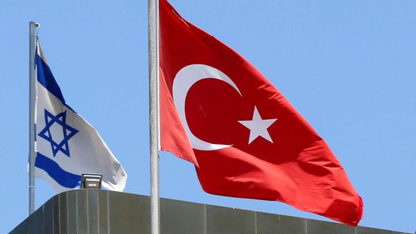 A Turkish flag flutters atop the Turkish embassy as an Israeli flag is seen nearby, in Tel Aviv, Israel June 26, 2016 - Sputnik International