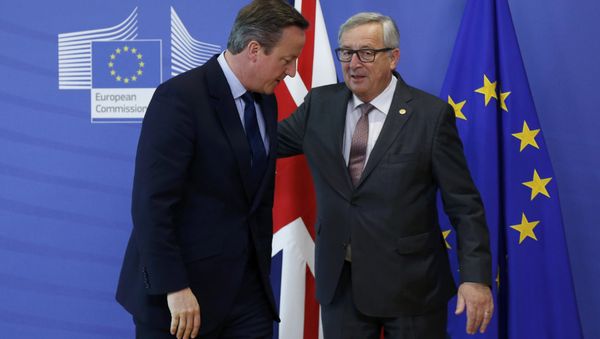 Britain's Prime Minister David Cameron (L) and European Commission President Jean-Claude Juncker arrives at the EU Summit in Brussels, Belgium, June 28, 2016. Britain's Prime Minister David Cameron (L) and European Commission President Jean-Claude Juncker arrives at the EU Summit in Brussels, Belgium, June 28, 2016. - Sputnik International