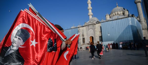 A man sells Turksih national flags and poster flags of Mustafa Kemal Ataturk, founder of modern Turkey near the new mosque at Eminonu district in Istanbul, on June 9, 2016 - Sputnik International